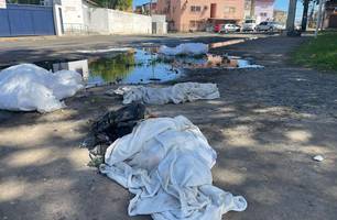 Lixo espalhado pelo bairro (Foto: Conecta Piauí)