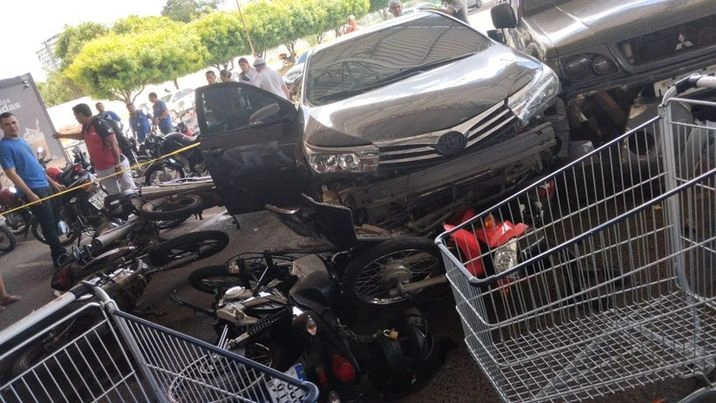 Motorista colidiu contra outro seis veículos em estacionamento de supermercado na zona Lesta de Teresina