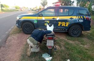 Mulher é detida com moto adulterada e documento falso (Foto: Divulgação/ PRF-PI) Mulher é detida com moto adulterada e documento falso (Foto: Divulgação/ PRF-PI)