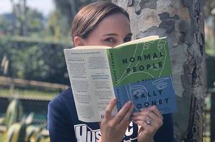Nathalie Portman com o livro Pessoas Normais (Foto: Reprodução) Nathalie Portman com o livro Pessoas Normais (Foto: Reprodução)