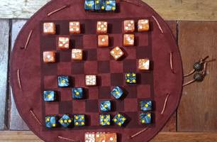 O jogo colabora no desenvolvimento cognitivo, além de auxiliar no aprendizado do xadrez (Foto: Reprodução/Rede social) O jogo colabora no desenvolvimento cognitivo, além de auxiliar no aprendizado do xadrez (Foto: Reprodução/Rede social)