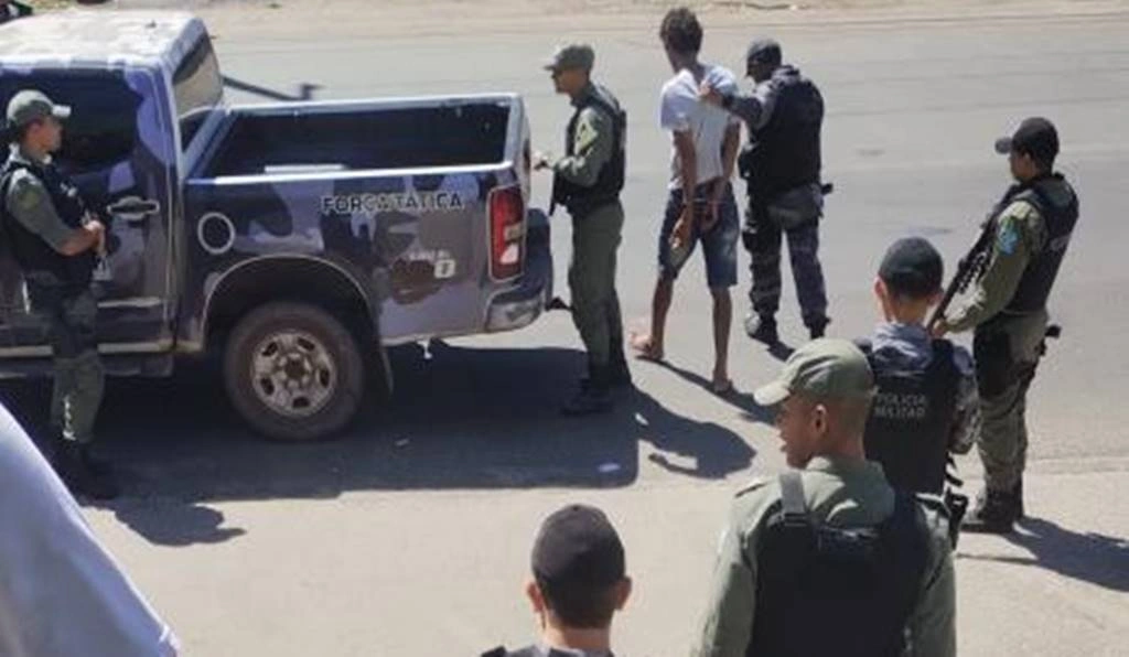 Suspeito sendo preso pela PM