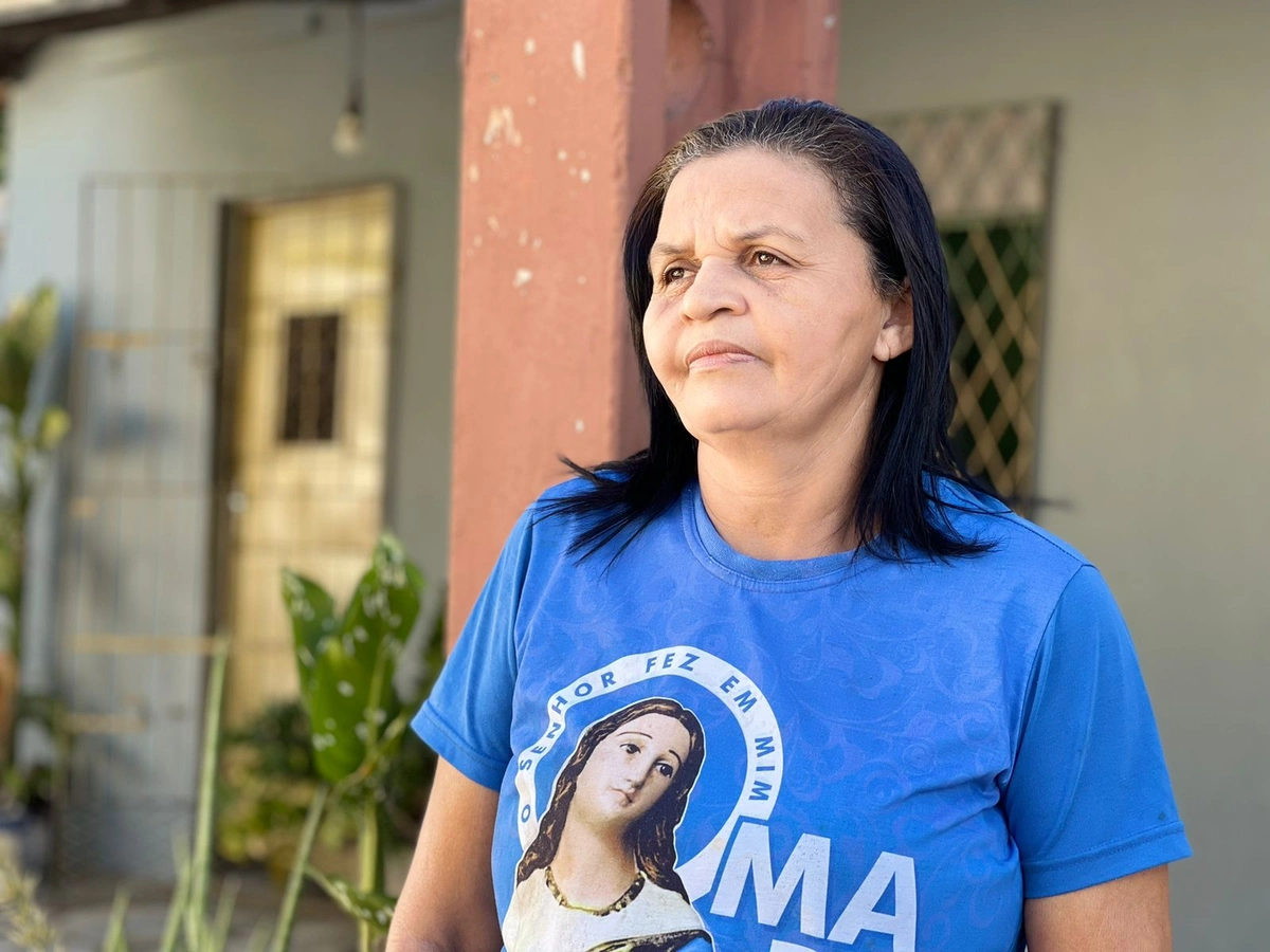 A comerciante Rosimar Ferreira de Sousa reclama do poste com risco de queda e do bueiro