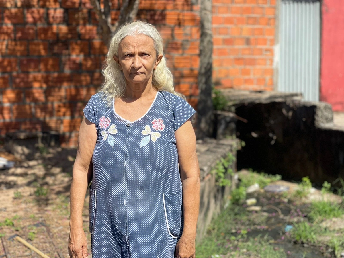 A dona Maria Bernardete tem 65 anos e mora ao lado da galeria há 43 anos