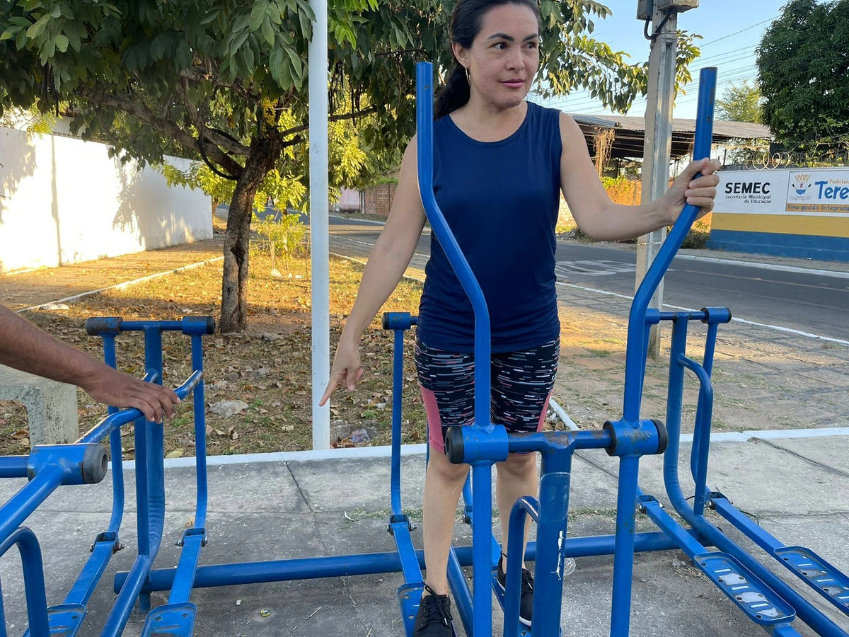 A moradora Adriana Ferreira mostrando os equipamentos quebrados
