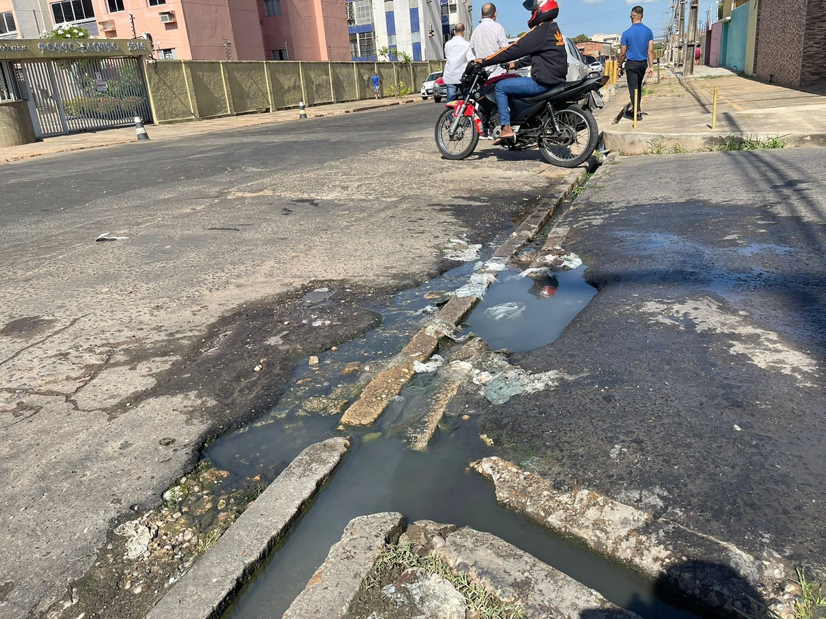 A Rua Território Fernando de Noronha está cheia de buracos