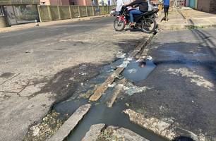 A Rua Território Fernando de Noronha está cheia de buracos (Foto: Tiago Moura / Conecta Piauí)