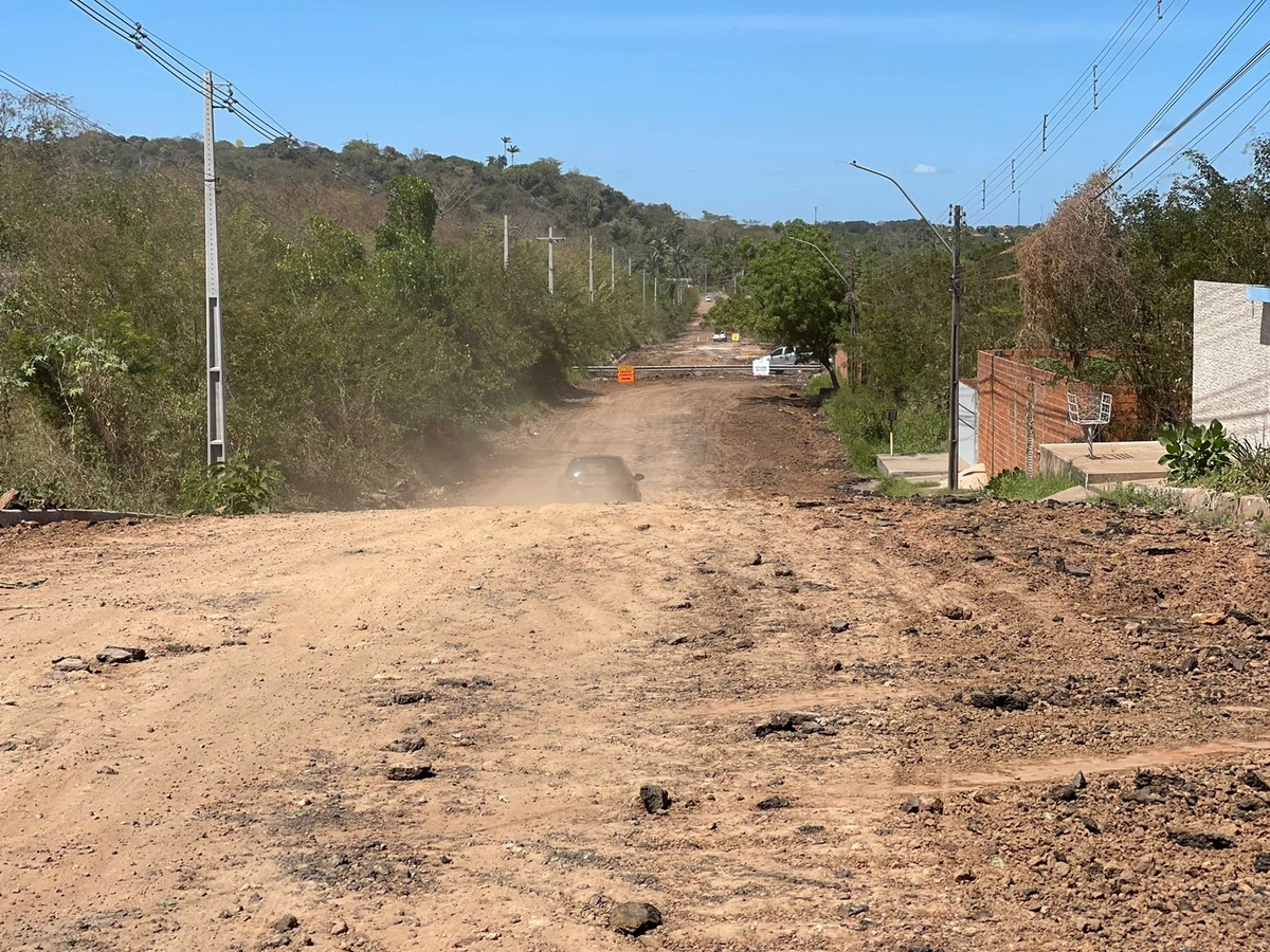 Av. Dom Helder Câmara está cheia de buracos e população reclama