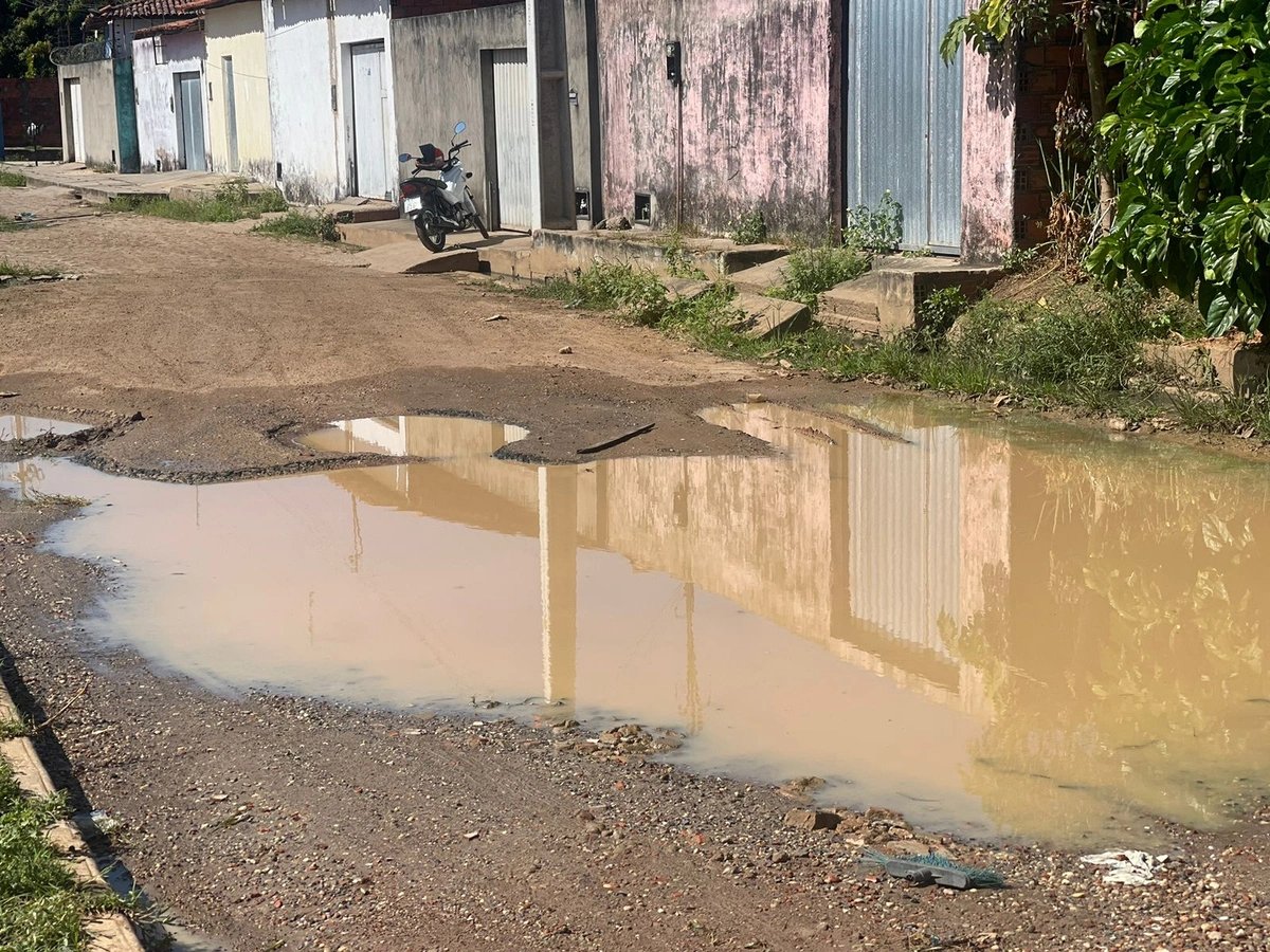 Buraco que existe na quadra 9 do bairro Parque Brasil I