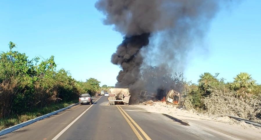 Carreta pega fogo e fica destruída após acidente no Piauí