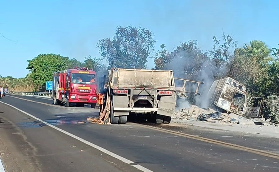 Carreta pega fogo e fica destruída após acidente no Piauí
