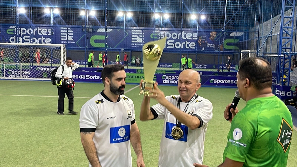 Equipe vencedora recebendo troféu