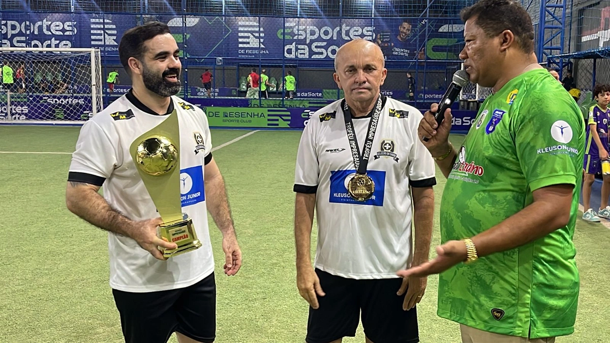 Equipe vencedora recebendo troféu