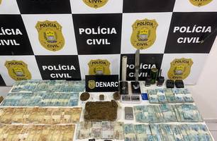 Foram encontrados dois quilos de "skunk", balanças de precisão, rádios, celulares e R$ 117 mil em espécie (Foto: Divulgação/PC-PI) Foram encontrados dois quilos de "skunk", balanças de precisão, rádios, celulares e R$ 117 mil em espécie (Foto: Divulgação/PC-PI)