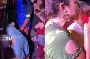 Homem beija os pés de prefeita de Luzilândia (Foto: Reprodução/Rede social) Homem beija os pés de prefeita de Luzilândia (Foto: Reprodução/Rede social)