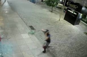 Homem quebra vidraça de loja e rouba o local (Foto: Reprodução/rede social) Homem quebra vidraça de loja e rouba o local (Foto: Reprodução/rede social)