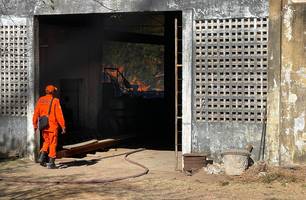 Incêndio atinge serraria em Teresina (Foto: Tiago Moura/Conecta Piauí) Incêndio atinge serraria em Teresina (Foto: Tiago Moura/Conecta Piauí)