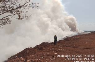 Incêndio de grandes proporções em Geminiano (Foto: Divulgação/ SSP-PI) Incêndio de grandes proporções em Geminiano (Foto: Divulgação/ SSP-PI)