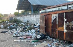Lixo localizado na rua Antônio Monteiro, no bairro Parque Alvorada, zona Norte de Teresina (Foto: Tiago Moura / Conecta Piauí)