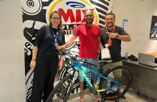 Mix FM entrega bicicleta a ouvinte (Foto: Divulgação) Mix FM entrega bicicleta a ouvinte (Foto: Divulgação)