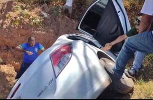 Motorista perde controle de veículo e cai em buraco na Estrada da Alegria (Foto: Reprodução do vídeo)