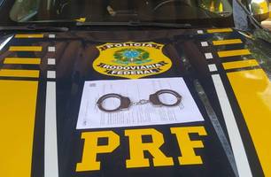 Mulher é presa pela PRF por receptação de veículo em Redenção do Gurguéia (PI) (Foto: Divulgação/PRF) Mulher é presa pela PRF por receptação de veículo em Redenção do Gurguéia (PI) (Foto: Divulgação/PRF)