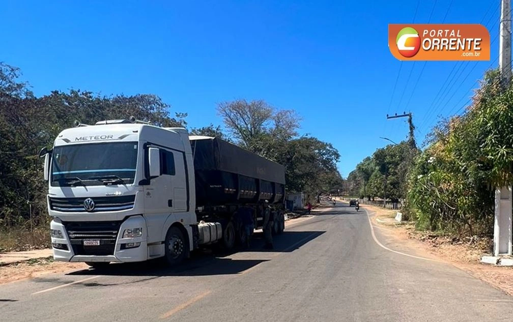Óleo em avenida causa acidentes
