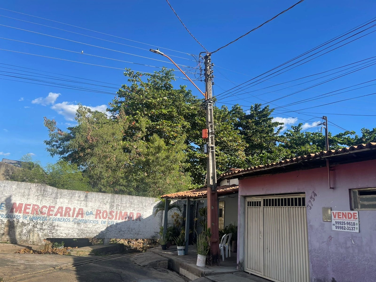 População reclama de um bueiro e um poste que está com risco de queda causando vários transtornos