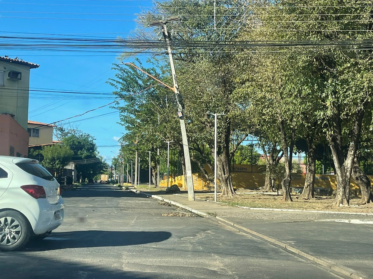 População reclama de um bueiro e um poste que está com risco de queda causando vários transtornos