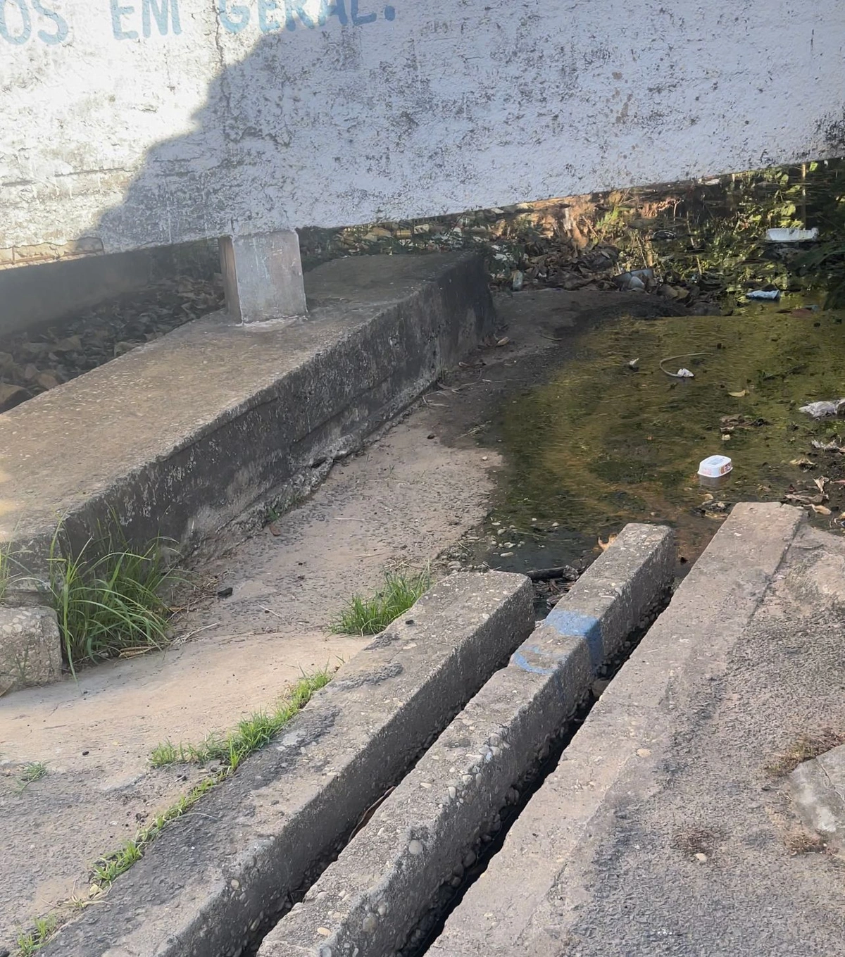 População reclama de um bueiro e um poste que está com risco de queda causando vários transtornos