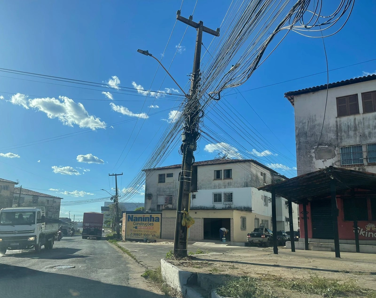 População reclama de um bueiro e um poste que está com risco de queda causando vários transtornos