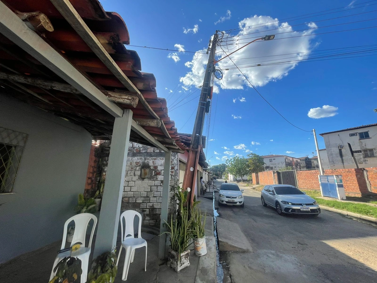 População reclama de um bueiro e um poste que está com risco de queda causando vários transtornos