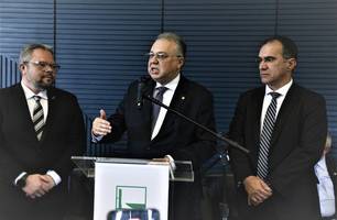 Álvaro Nolleto, presidente da ZPE Piauí; deputado federal Florentino Neto; e Eduardo Neves, presidente da ZPE do Ceará. (Foto: Reprodução) Álvaro Nolleto, presidente da ZPE Piauí; deputado federal Florentino Neto; e Eduardo Neves, presidente da ZPE do Ceará. (Foto: Reprodução)