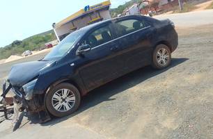 Carro invade BR e colide em caminhão na cidade de Demerval Lobão (Foto: Cícero Carlos) Carro invade BR e colide em caminhão na cidade de Demerval Lobão (Foto: Cícero Carlos)