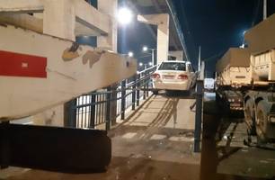 Carro invade passarela de pedrestres em Teresina (Foto: Reprodução) Carro invade passarela de pedrestres em Teresina (Foto: Reprodução)