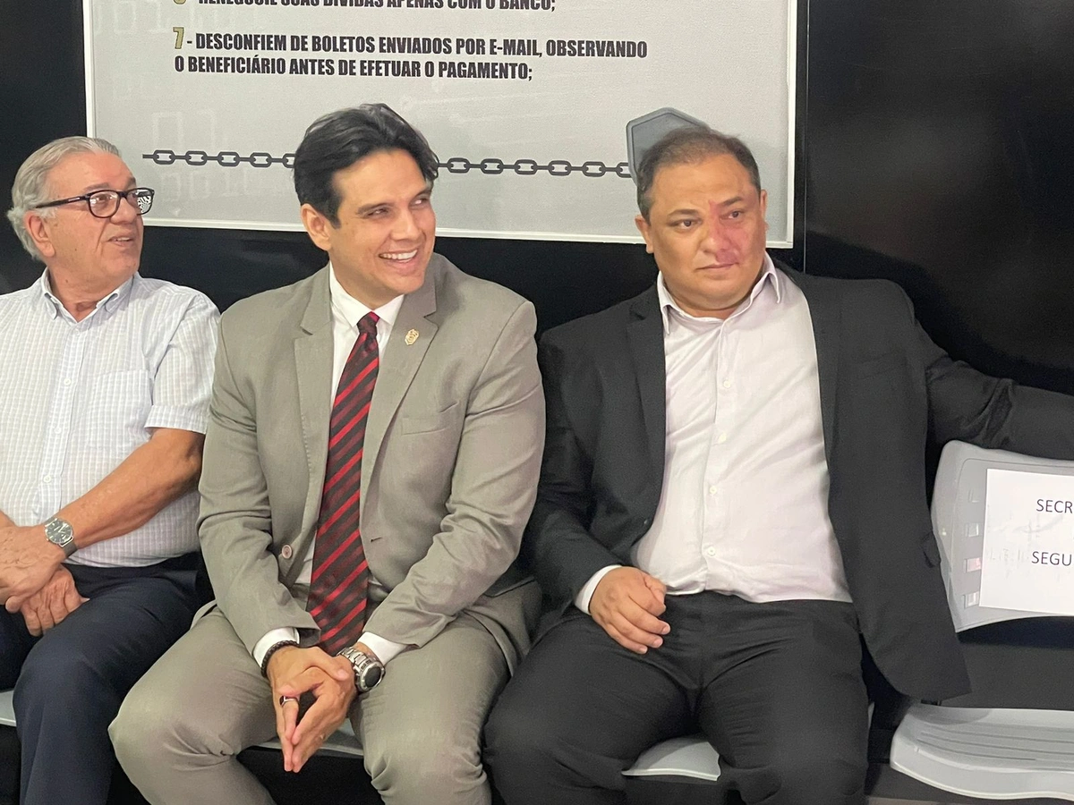 Delegado Humberto Mácola ao lado do delegado-geral Luccy Keiko