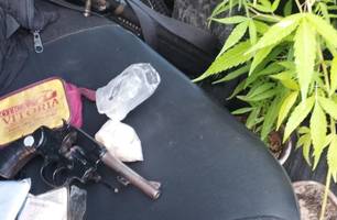 Drogas e arma apreendidas em Parnaíba (Foto: Reprodução) Drogas e arma apreendidas em Parnaíba (Foto: Reprodução)