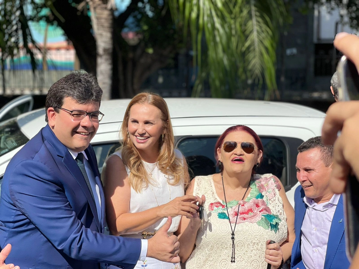 Governador Rafael Fonteles entrega chaves