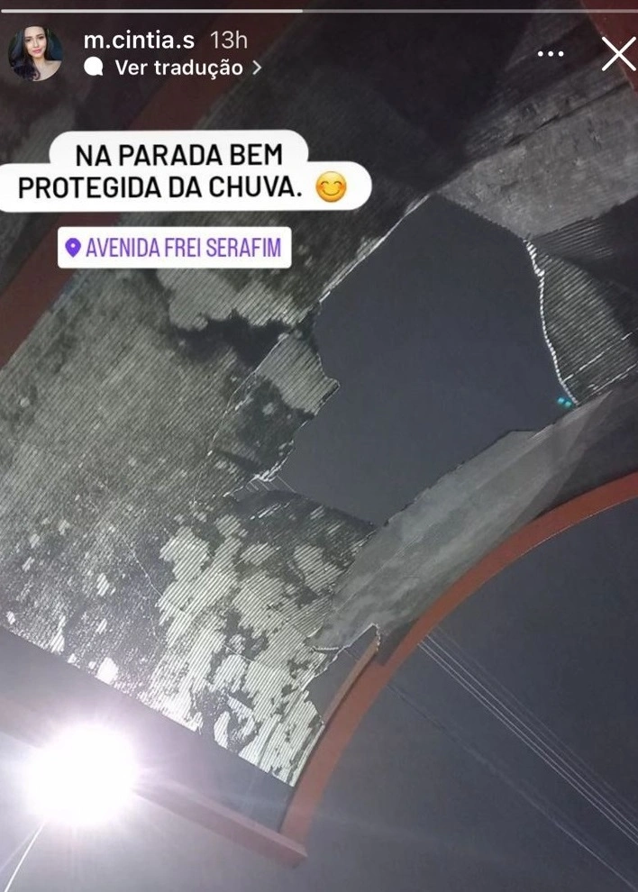 Internauta registra foto em ponto de ônibus com situação precária durante a chuva em Teresina