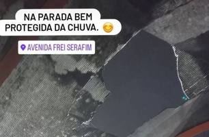 Internauta registra foto em ponto de ônibus com situação precária durante a chuva em Teresina (Foto: Reprodução) Internauta registra foto em ponto de ônibus com situação precária durante a chuva em Teresina (Foto: Reprodução)