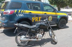 Motocicleta apreendida (Foto: Divulgação/PRF) Motocicleta apreendida (Foto: Divulgação/PRF)