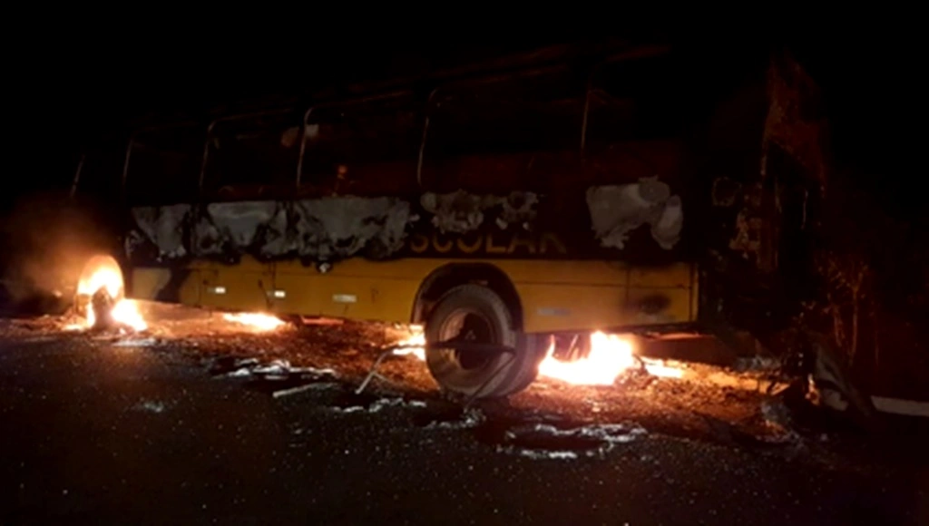 Ônibus escolar pegou fogo