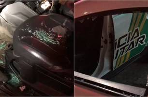 Viatura apedrejada por populares (Foto: Reprodução)