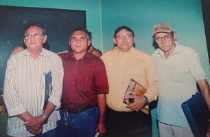 Acima os professores Francisco Soares (in memória), César William (camisa vermelha), Márcio Túlio e Barripi (de boné); Timon se despediu do poeta popular Barripi na semana passada (Foto: Reprodução) Acima os professores Francisco Soares (in memória), César William (camisa vermelha), Márcio Túlio e Barripi (de boné); Timon se despediu do poeta popular Barripi na semana passada (Foto: Reprodução)