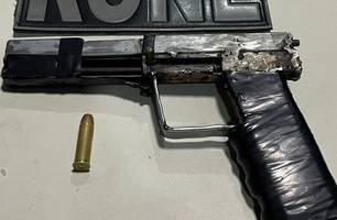 Arma apreendida pela polícia (Foto: Reprodução)