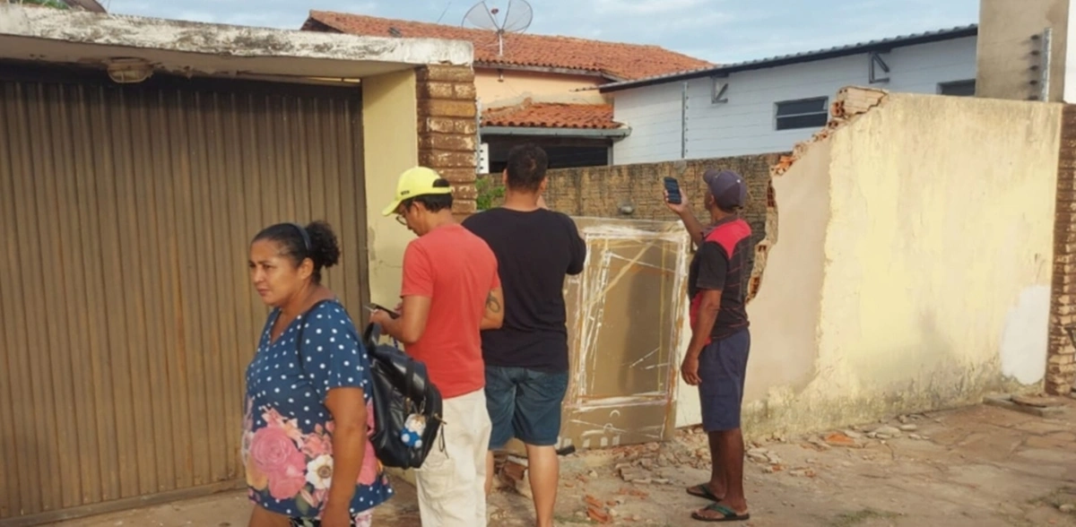 Carro atinge muro de residência