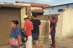 Carro atinge muro de residência (Foto: Reprodução) Carro atinge muro de residência (Foto: Reprodução)
