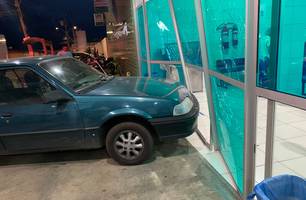 Carro invade e quebra vidros da UPA do Renascença em Teresina; motorista explica (Foto: Conecta Piauí)