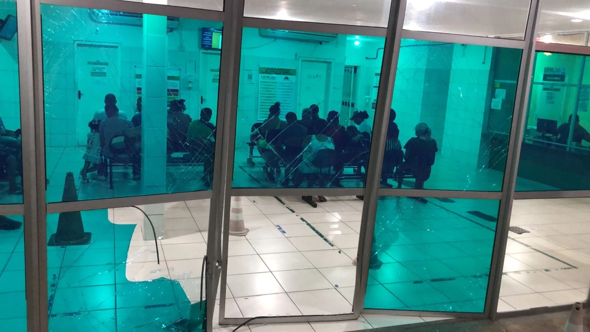 Carro invade e quebra vidros da UPA do Renascença em Teresina; motorista explica