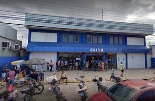 Com sistema fora do ar, clientes reclamam da Caixa Econômica de Timon (Foto: Reprodução) Com sistema fora do ar, clientes reclamam da Caixa Econômica de Timon (Foto: Reprodução)